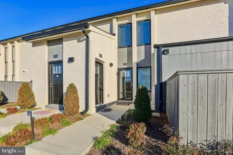 19500 Village Walk Dr #1-203, Montgomery Village, MD 20886
