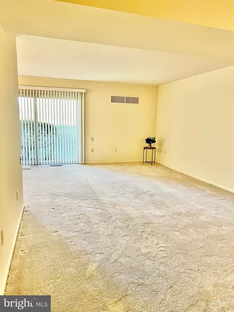 Living - 3386 Chiswick Ct #50-1A, Silver Spring, MD 20906 photo 1 of 2