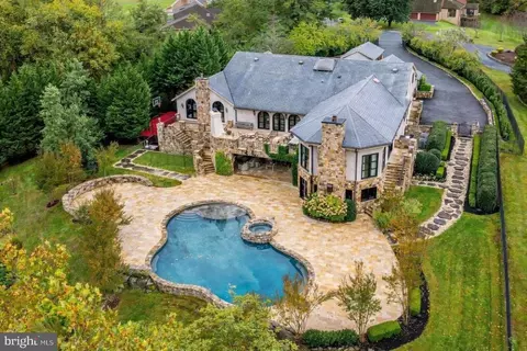 2 Piney Meetinghouse Ct, Potomac, MD 20854