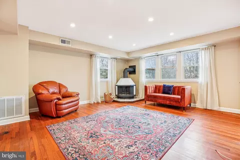 Living - 8629 Geren Rd #29-3, Silver Spring, MD 20901 photo 1 of 4