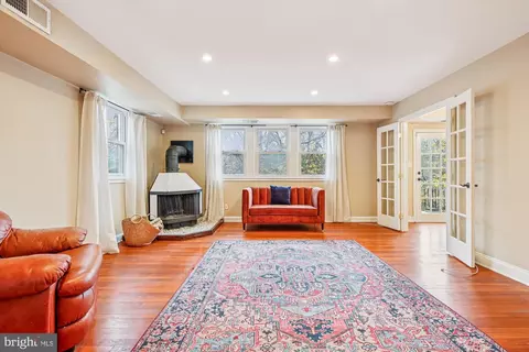 Living - 8629 Geren Rd #29-3, Silver Spring, MD 20901 photo 2 of 4