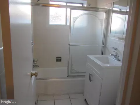 Bath - 614 Sligo Ave #303, Silver Spring, MD 20910 photo 2 of 3