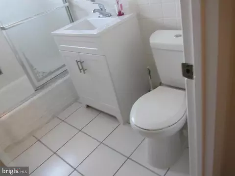 Bath - 614 Sligo Ave #303, Silver Spring, MD 20910 photo 1 of 3