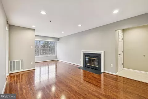 Living - 14901 Cleese Ct #5CE, Silver Spring, MD 20906 photo 1 of 3
