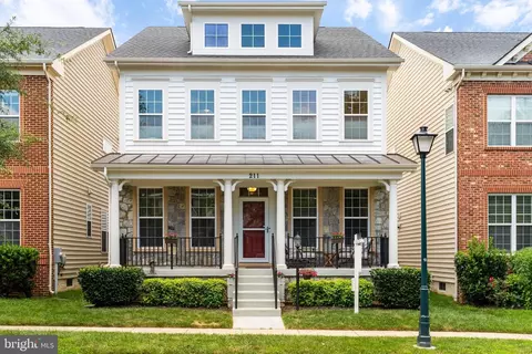 211 Winter Walk Dr, Gaithersburg, MD 20878