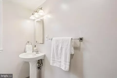 Bath - 2316 Colston Dr #101, Silver Spring, MD 20910 photo 1 of 2