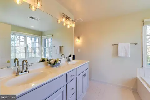 Bath - 9200 Linden Grove Ct, Silver Spring, MD 20910 photo 4 of 7