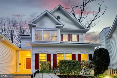 Exterior - 9200 Linden Grove Ct, Silver Spring, MD 20910 photo 2 of 20