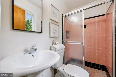 Bath - 1901 Ladd St, Silver Spring, MD 20902 photo 2 of 6