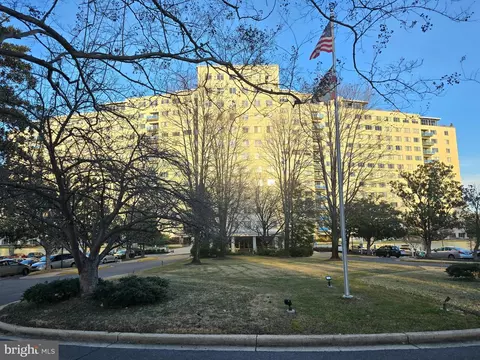 10201 Grosvenor Pl #527, Rockville, MD 20852