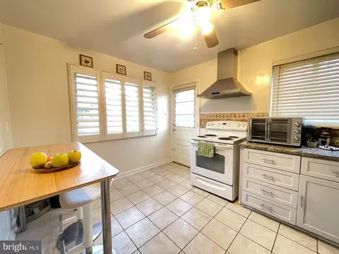 2211 Mark Ct, Silver Spring, MD 20910 photo 3