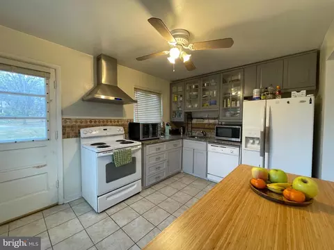 2211 Mark Ct, Silver Spring, MD 20910 photo 2