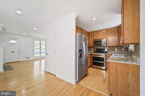 Entry Way - 10213 Duvawn Pl, Silver Spring, MD 20902 photo 1 of 2