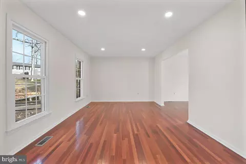 7 Fallswood Ct, Rockville, MD 20854 photo 4