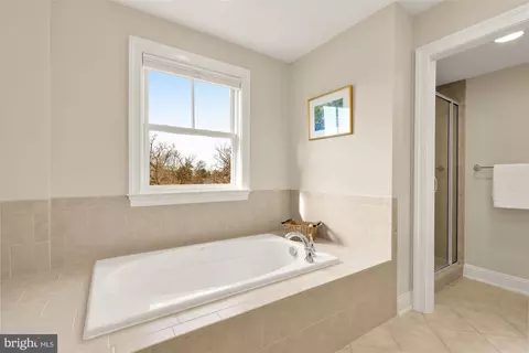 Bath - 8803 Courts Way, Silver Spring, MD 20910 photo 4 of 9