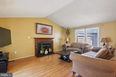 Living - 3024 Memory Ln, Silver Spring, MD 20904 photo 2 of 3
