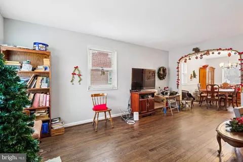 Entry Way - 11951 Andrew St, Silver Spring, MD 20902 photo 3 of 9