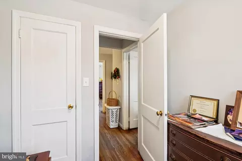 Entry Way - 11951 Andrew St, Silver Spring, MD 20902 photo 6 of 9