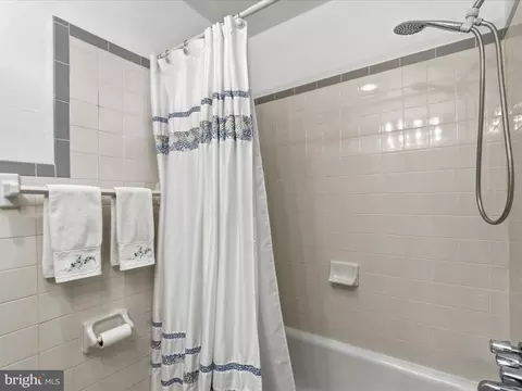Bath - 2707 Lindell St, Silver Spring, MD 20902 photo 2 of 5