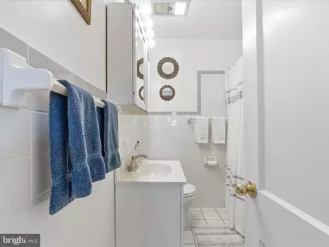 Bath - 2707 Lindell St, Silver Spring, MD 20902 photo 1 of 5