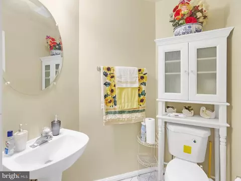 Bath - 1401 Jasper St, Silver Spring, MD 20902 photo 1 of 5