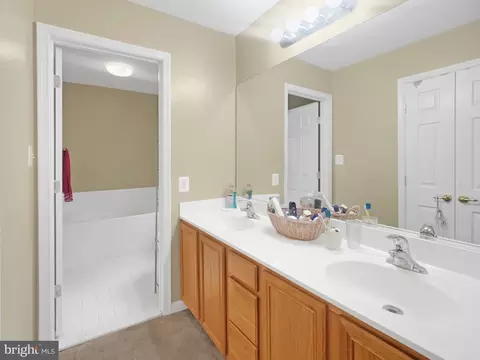 Bath - 1401 Jasper St, Silver Spring, MD 20902 photo 2 of 5