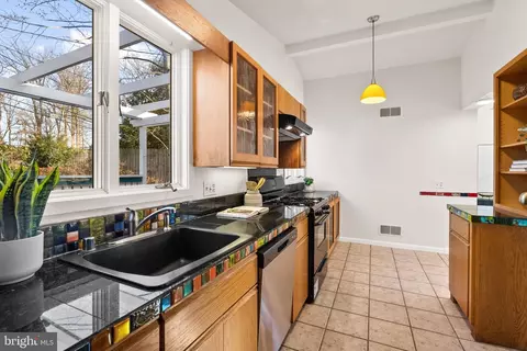 11702 College View Dr, Silver Spring, MD 20902 photo 18