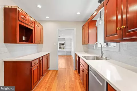 Kitchen - 1600 Oaklawn Ct, Silver Spring, MD 20903 photo 4 of 6