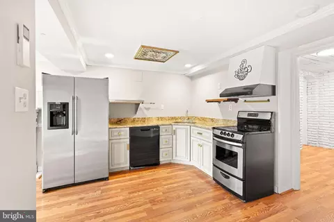 Kitchen - 1600 Oaklawn Ct, Silver Spring, MD 20903 photo 5 of 6