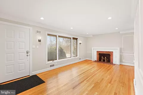 Living - 1600 Oaklawn Ct, Silver Spring, MD 20903 photo 4 of 11