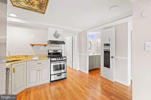 Entry Way - 1600 Oaklawn Ct, Silver Spring, MD 20903 photo 3 of 4