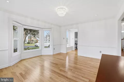 Living - 13222 Maplecrest Dr, Potomac, MD 20854 photo 2 of 4