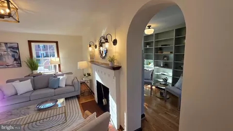 Entry Way - 9121 Sudbury Rd, Silver Spring, MD 20901 photo 3 of 31
