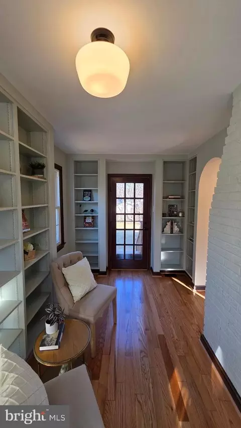 Entry Way - 9121 Sudbury Rd, Silver Spring, MD 20901 photo 10 of 31