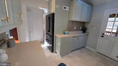 Entry Way - 9121 Sudbury Rd, Silver Spring, MD 20901 photo 14 of 31