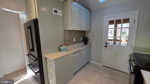 Entry Way - 9121 Sudbury Rd, Silver Spring, MD 20901 photo 13 of 31