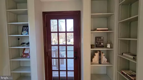 Entry Way - 9121 Sudbury Rd, Silver Spring, MD 20901 photo 11 of 31