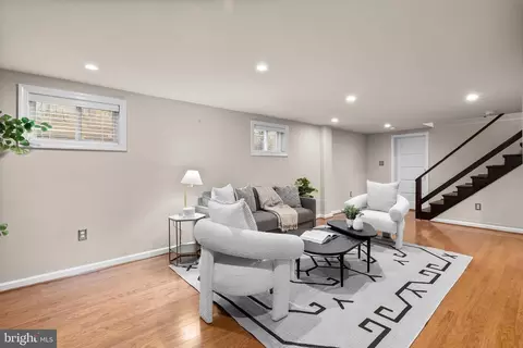 Living - 8 Springvale Ln, Silver Spring, MD 20910 photo 4 of 5