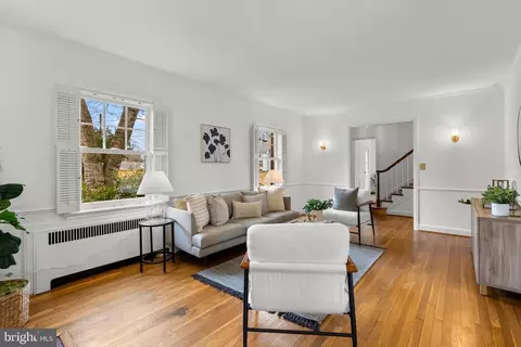 Living - 8 Springvale Ln, Silver Spring, MD 20910 photo 2 of 5