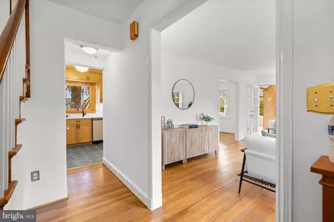 Entry Way - 8 Springvale Ln, Silver Spring, MD 20910 photo 1 of 2