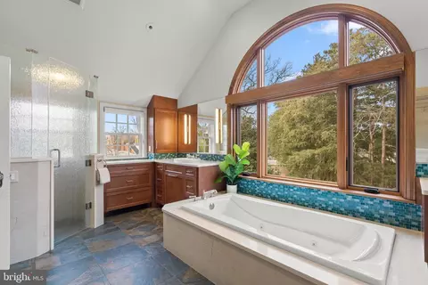 Bath - 8 Springvale Ln, Silver Spring, MD 20910 photo 2 of 4
