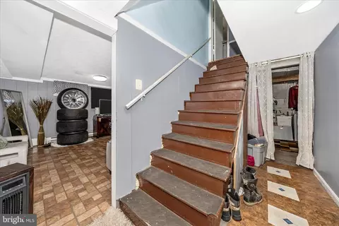 Entry Way - 10325 Lewis Dr, Damascus, MD 20872 photo 8 of 8