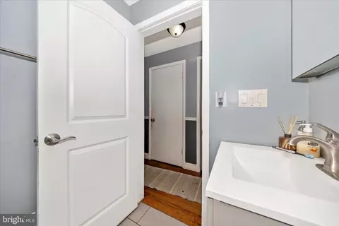 Entry Way - 10325 Lewis Dr, Damascus, MD 20872 photo 4 of 8