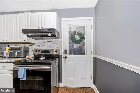 Entry Way - 10325 Lewis Dr, Damascus, MD 20872 photo 2 of 8