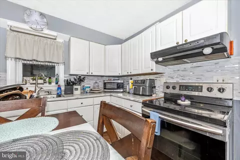 Kitchen - 10325 Lewis Dr, Damascus, MD 20872 photo 1 of 2