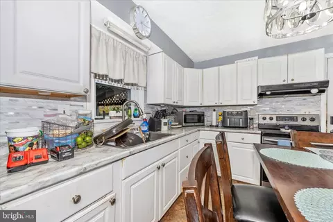 Kitchen - 10325 Lewis Dr, Damascus, MD 20872 photo 2 of 2