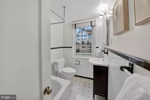Bath - 2212 Washington Ave #102, Silver Spring, MD 20910 photo 1 of 3