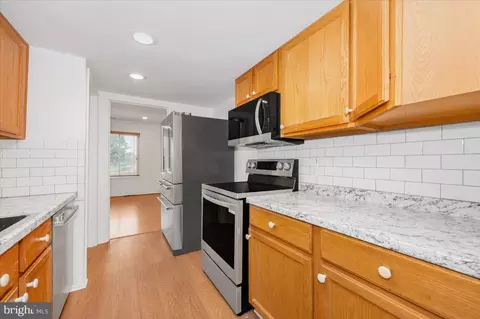 Kitchen - 15001 Eardley Ct #283-D, Silver Spring, MD 20906 photo 3 of 5