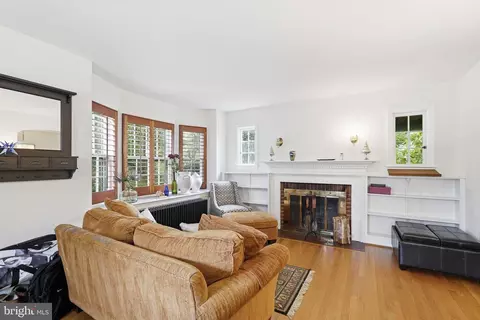 8209 Meadowbrook Ln, Chevy Chase, MD 20815