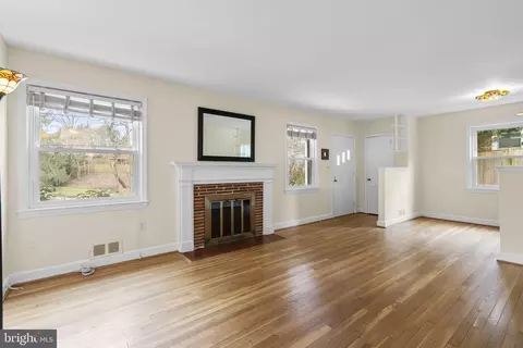 Living - 414 Hillmoor Dr, Silver Spring, MD 20901 photo 1 of 10